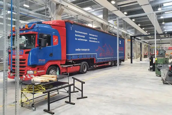 Zöller LKW in geräumter Betriebshalle