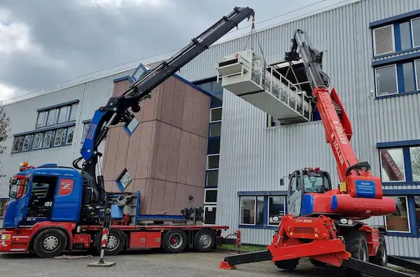 Höhenausbringung eines 6 m Industrieofens im Tandemhub mit zwei Kränen